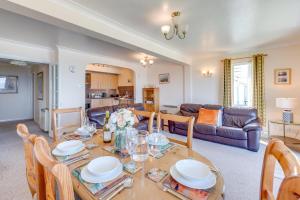 una sala de estar con una mesa y un sofá en Flat 11 Clifton Court, en Croyde