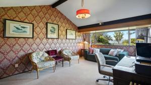 Ruang duduk di Maison Pierre Rouge - Duvauchelle Holiday Home