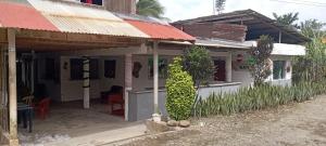 Blackys的一间白色的小房子,有红色的屋顶