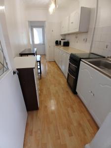 Кухня или мини-кухня в PREISTLEY HOUSE- CONTRACTORS ACCOMMODATION Entire 4 Bedroom House with free parking and up to 8 sleep- NO PARTIES ALLOWED
 +17 фотографий