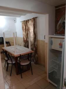a kitchen with a table and chairs in a room at Depto Los Nidos 4 o 5 personas in Villa Cura Brochero