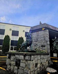 ポート・アルバーニにあるMarina Hotelの建物前獅子像