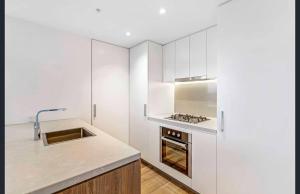 Η κουζίνα ή μικρή κουζίνα στο Luxury Apartments w Rooftop Pool CBD