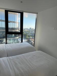Ένα ή περισσότερα κρεβάτια σε δωμάτιο στο Luxury Apartments w Rooftop Pool CBD +13 φωτογραφίες