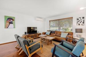 Χώρος καθιστικού στο Lake House - Pet Friendly - Waterfront