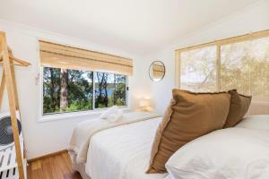 Ένα ή περισσότερα κρεβάτια σε δωμάτιο στο Lake House - Pet Friendly - Waterfront