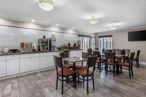 Η κουζίνα ή μικρή κουζίνα στο Best Western Brady Inn