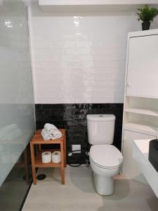 セジンブラにあるTijo Houseの白いトイレと洗面台のあるバスルーム +7枚の写真