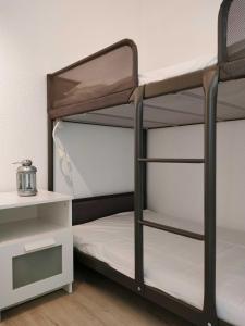 セジンブラにあるTijo Houseのテーブルと棚のある部屋にある二段ベッド