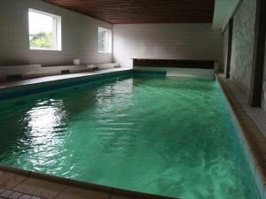 バート・ラウターベルクにあるHoliday apartment dream in paradiseの建物内の緑水スイミングプール