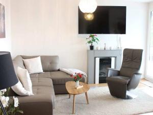 バート・ラウターベルクにあるHoliday apartment dream in paradiseのリビングルーム(ソファ、椅子2脚、テレビ付)