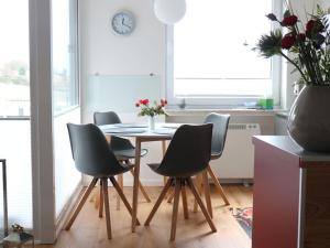 バート・ラウターベルクにあるHoliday apartment dream in paradiseのテーブルと椅子4脚のあるダイニングルーム