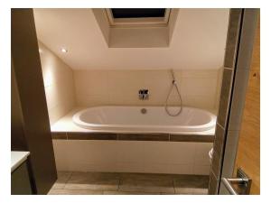 un bagno con vasca da bagno in una stanza di Holiday apartment with 2 bedrooms a Prackenbach Altre 8 foto