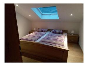 una camera con un grande letto e un lucernario di Holiday apartment with 2 bedrooms a Prackenbach