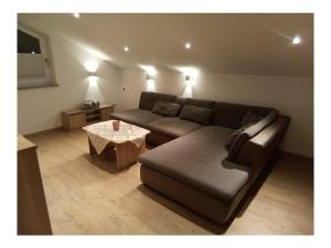 un soggiorno con un divano e un tavolo di Holiday apartment with 2 bedrooms a Prackenbach