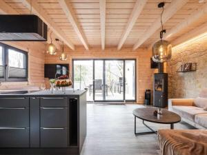Una cocina y una sala de estar con un sofá y una mesa. en Bergwaldchalet Wellness 5, en Schierke