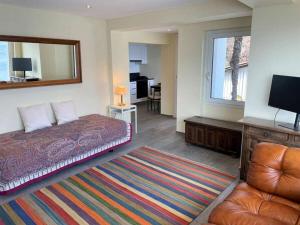 Un dormitorio con una cama y una sala de estar. en 1-bedroom holiday home, en Arcegno