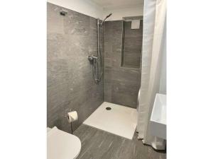 Un baño con ducha, inodoro y lavabo. en 1-bedroom holiday home, en Arcegno 26 fotos más