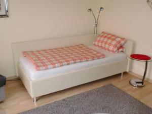 un sofá blanco con 2 almohadas en una habitación en Apartment Ilse Herbert, en Würzburg