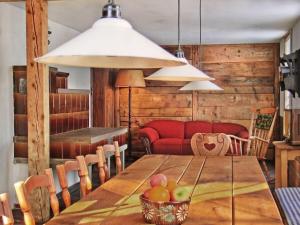 ein Esszimmer mit einem Holztisch mit einer Obstschale in der Unterkunft Black Forest farmhouse Bernau in Bernau im Schwarzwald + 16 Fotos