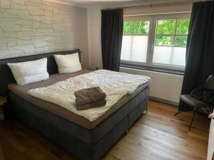 Ένα ή περισσότερα κρεβάτια σε δωμάτιο στο Holiday apartment in Juist with swimming pool