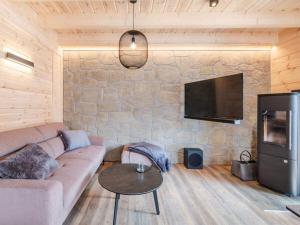 un salon avec un canapé et une télévision à écran plat dans l'établissement Bergwaldchalet Animal Friend 2, à Schierke