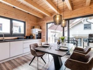 Una cocina y un comedor con mesa y sillas. en Mountain Forest Chalet Comfort 3, en Schierke