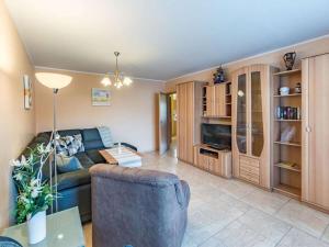 un salon avec un canapé et une table dans l'établissement Holiday apartment with 2 bedrooms, à Kühlungsborn