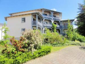 un grand bâtiment avec une allée devant dans l'établissement Holiday apartment with 2 bedrooms, à Kühlungsborn