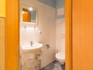 une salle de bain avec un lavabo et des toilettes dans l'établissement Holiday apartment with 2 bedrooms, à Kühlungsborn 22 autres photos