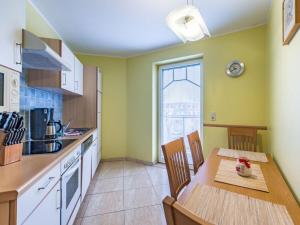 une cuisine avec une table et une salle à manger dans l'établissement Holiday apartment with 2 bedrooms, à Kühlungsborn
