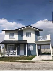una casa azul y blanca al lado de una calle en bluehouse csfp, en San Fernando