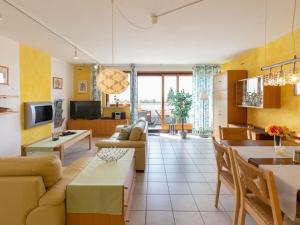 Télévision ou salle de divertissement dans l'établissement 1-bedroom holiday apartment