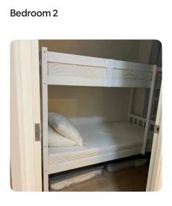 Litera blanca con almohada en bluehouse csfp, en San Fernando