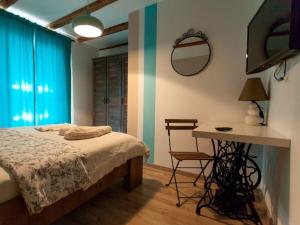 Holiday home in Gabonjin with swimming pool في Gabonjin: غرفة نوم بسرير وطاولة ومرآة +24 صورة