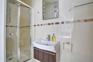 Bilik mandi di Pentire View Broadmeadows +17 gambar