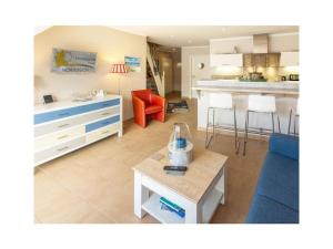 ノルトダイヒにあるHoliday apartment Seewievkeのソファとテーブルのあるリビングルーム