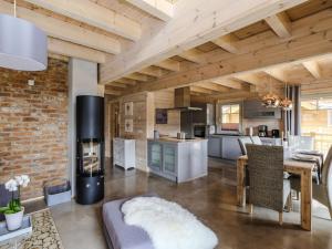 Kuchyň nebo kuchyňský kout v ubytování Bergwaldlodge Einklang