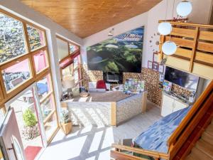 pokój z dużym telewizorem i salonem w obiekcie Maarhöhe in the Maarberg Resort w mieście Schalkenmehren