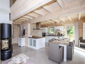 cocina con armarios blancos y techo de madera en Bergwaldlodge Blickfang, en Schierke