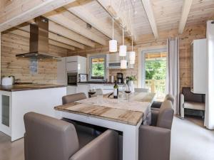 cocina y comedor con techo de madera en Bergwaldlodge Blickfang, en Schierke
