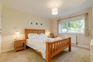 Un dormitorio con una cama grande y una ventana. en Milton Lodge, en Little Petherick