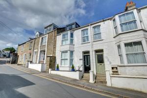 a row of houses on a city street at Kittiwake Padstow in Padstow