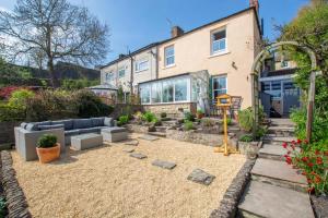 a garden in front of a house at Honey Cottage in Richmond