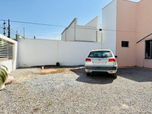 un'auto bianca parcheggiata accanto a un edificio bianco di Flat mobiliado com Wi-Fi e ar-condicionado a Sinop