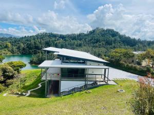 an aerial view of a house on top of a lake at Casa garuda, hermosa cabaña con vista a la piedra de El Peñol in La Pradera