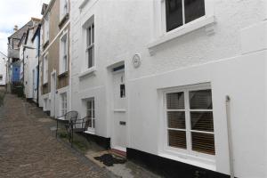 una fila de edificios blancos en una calle en 6 Baileys Lane, en St Ives