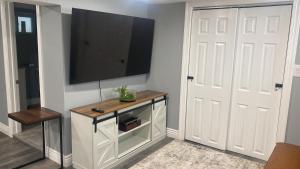 ein Wohnzimmer mit einem Flachbildfernseher an der Wand in der Unterkunft Fantastic Studio in North Bergen