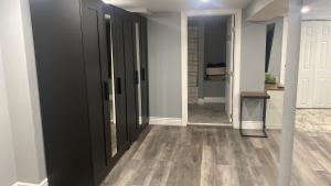 einen Flur mit schwarzen Türen und Holzböden in der Unterkunft Fantastic Studio in North Bergen