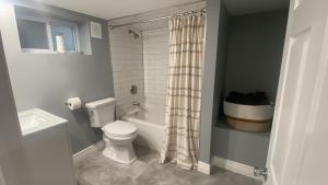 ein Badezimmer mit Toilette und Duschvorhang in der Unterkunft Fantastic Studio in North Bergen